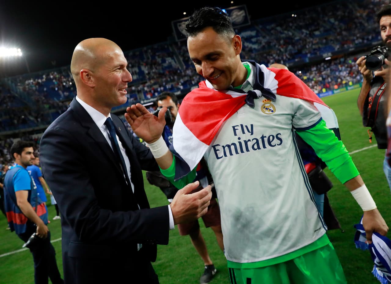 MALAGA, SPAIN - MAY 21: Zinedine Zidane, Manager of Real Madrid celebrates with Keylor Navas of Real Madrid following the La Liga match between Malaga and Real Madrid at La Rosaleda Stadium on May 21, 2017 in Malaga, Spain. (Photo by Gonzalo Arroyo Moreno/Getty Images)