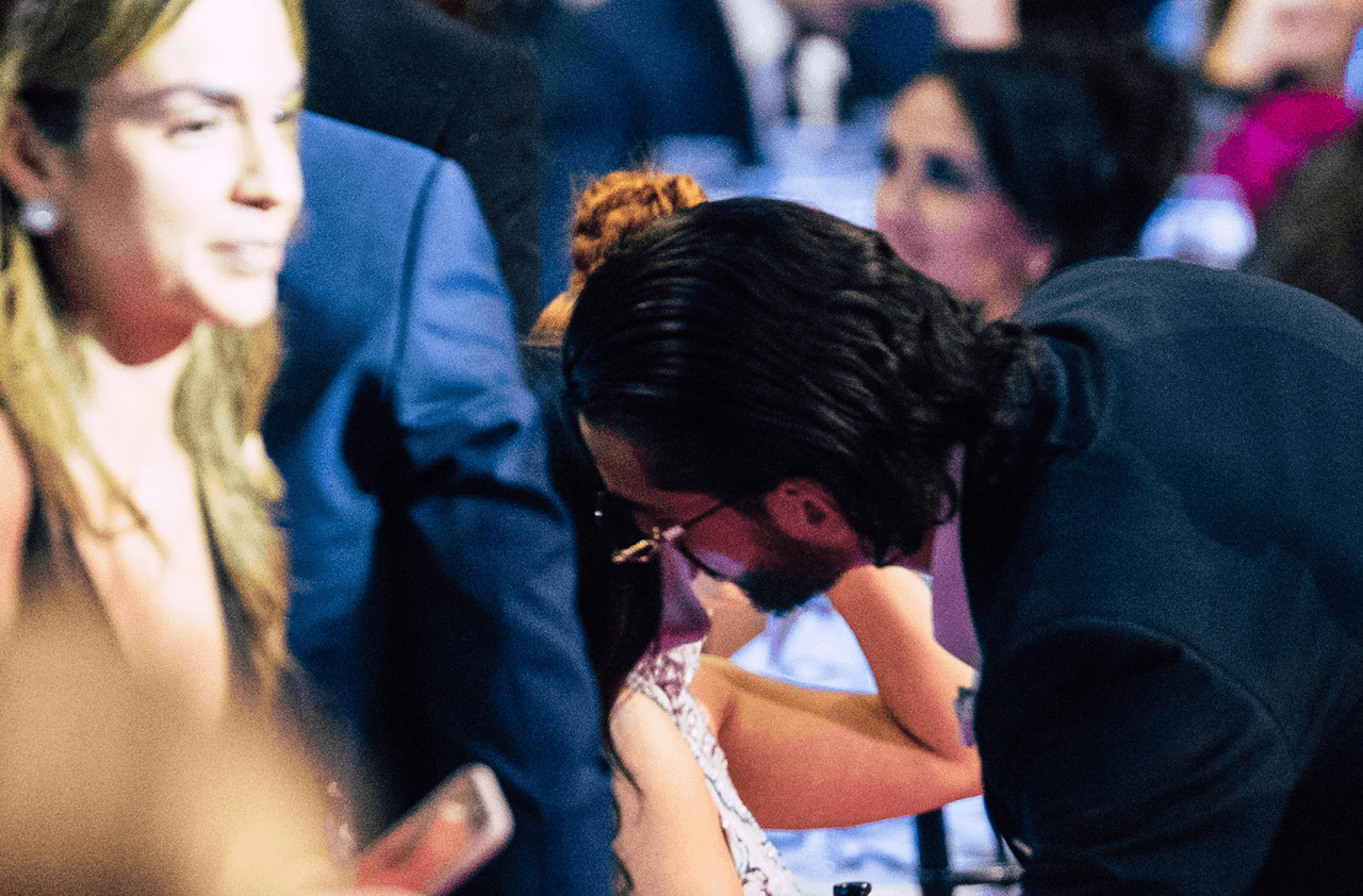 Aquí lo vemos dándole un beso de despedida antes de salir a prepararse para hacer su performance.