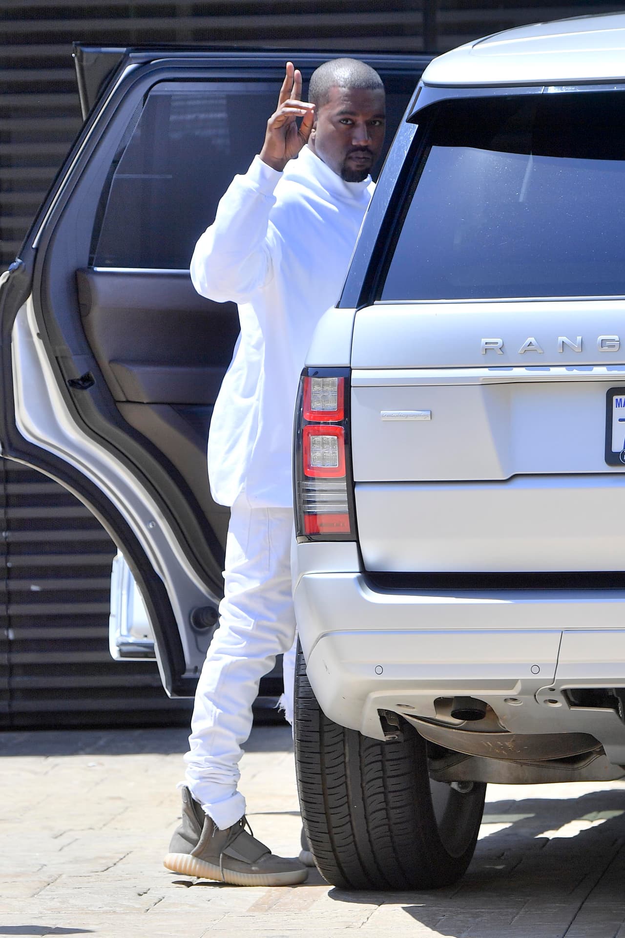 Kanye se vistió de blanco, ¡qué guapo!