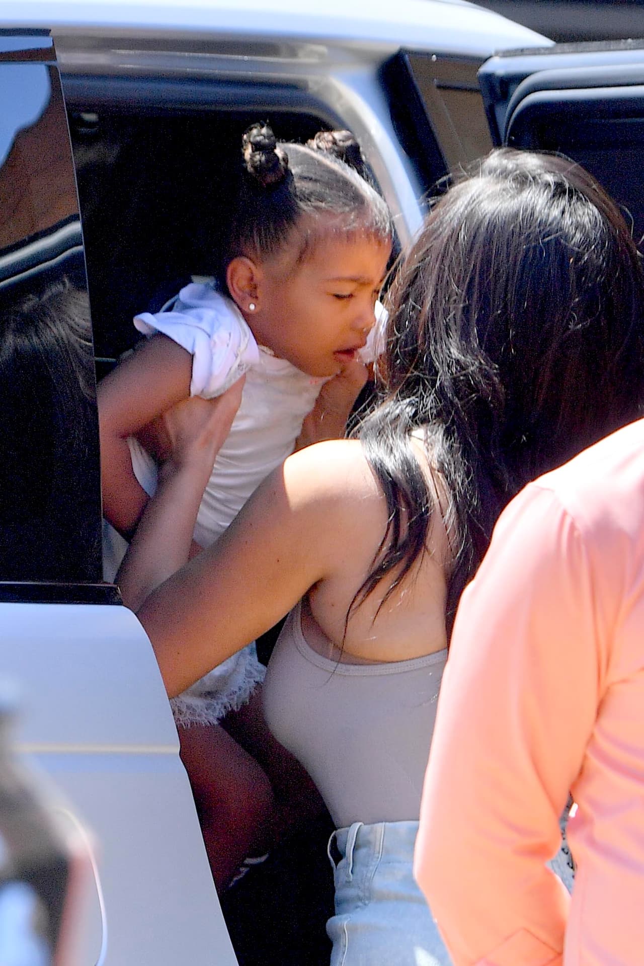 Cargó a la dormilona Nori.