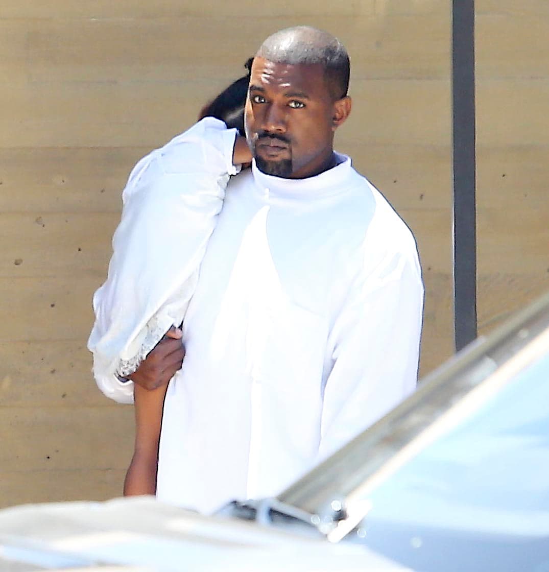 Acusan a Kanye West de estafar a sus fans vendiéndoles camisetas de 2 dólares por 90