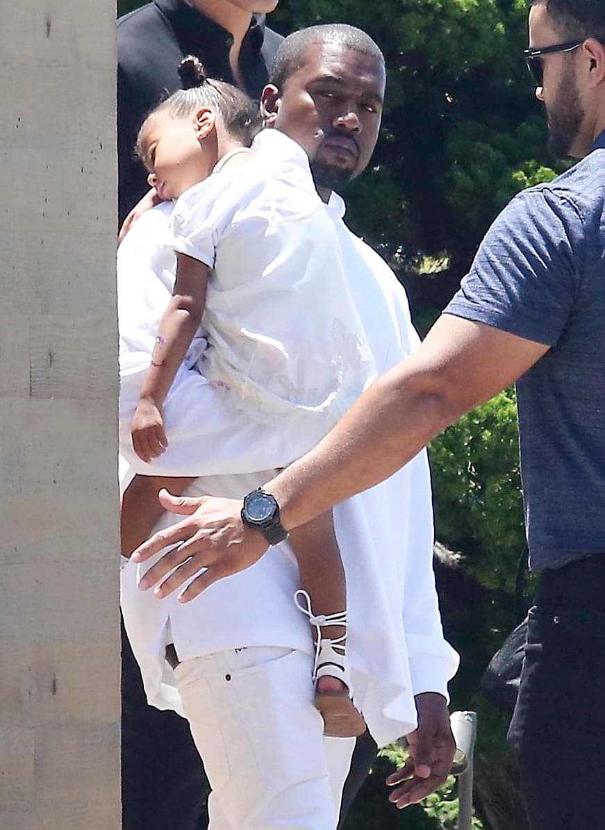 Al salir del restaurante fue Kanye quien salió con Nori en brazos.