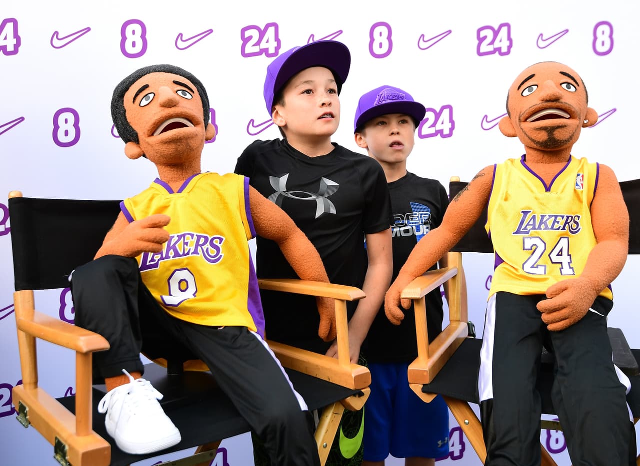 Asi disfrutan los fanáticos a las afueras del Staples Center en 'Kobeland'.