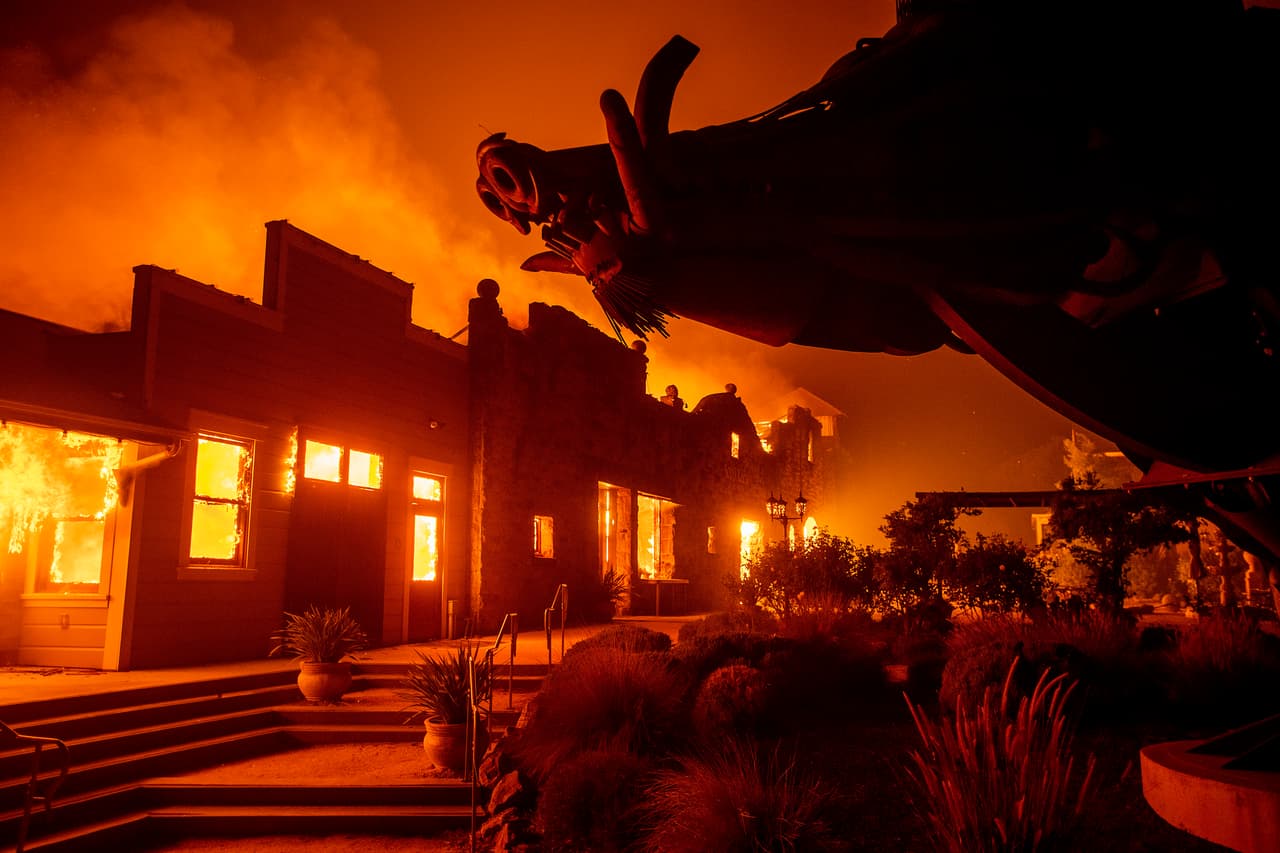 En esta foto de archivo del 27 de octubre de 2019, el incendio Kincade consume la bodega Soda Rock Winery en Healdsburg, California.