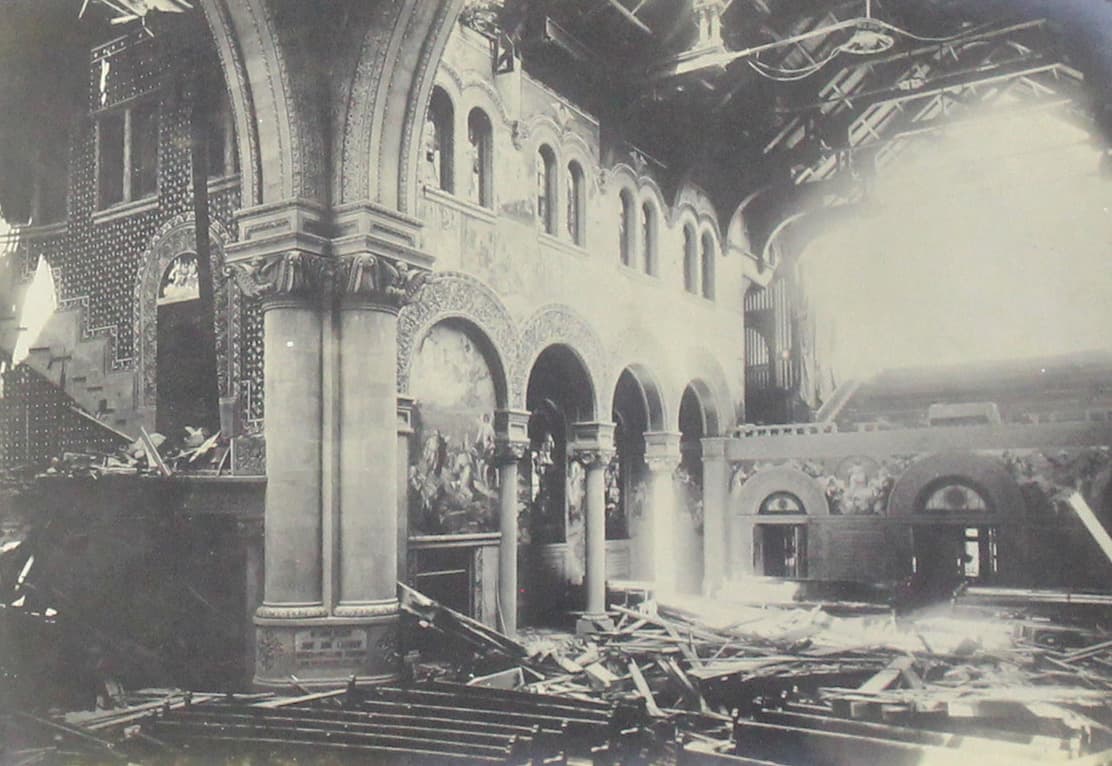 El interior del templo muestra los daños que dejó el gran terremoto de 1906.