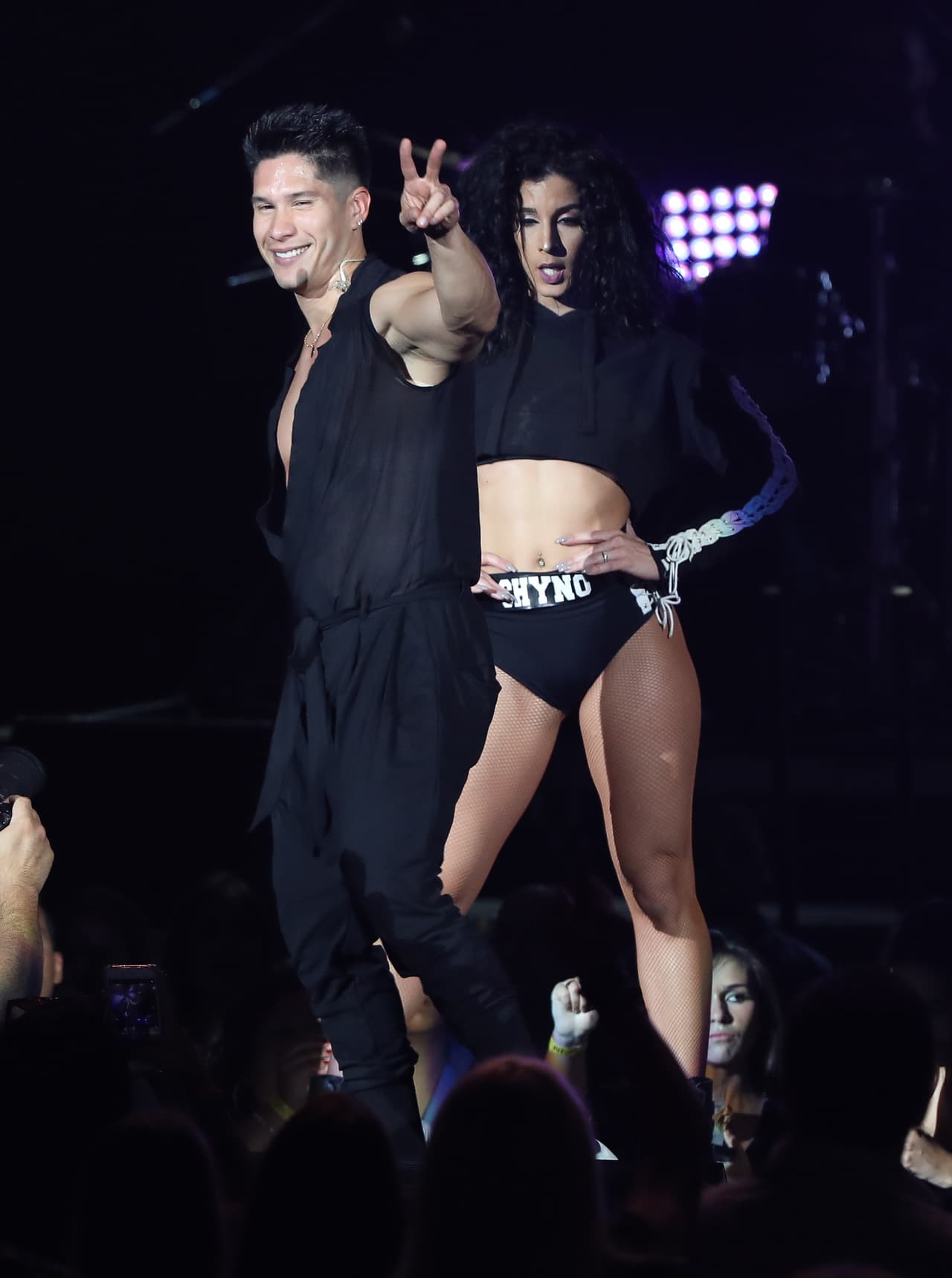 "Hay muchísimos niños que
<b> <a href="https://www.univision.com/famosos/chyno-miranda-organiza-una-recolecta-para-los-ninos-venezolanos-en-lugar-de-un-baby-shower-para-su-hijo-video" target="_blank">necesitan solamente amor</a></b> y una oportunidad familiar y pues, realmente, si Dios me da la oportunidad, la estabilidad económica para poder hacerlo, me gustaría hacerlo".