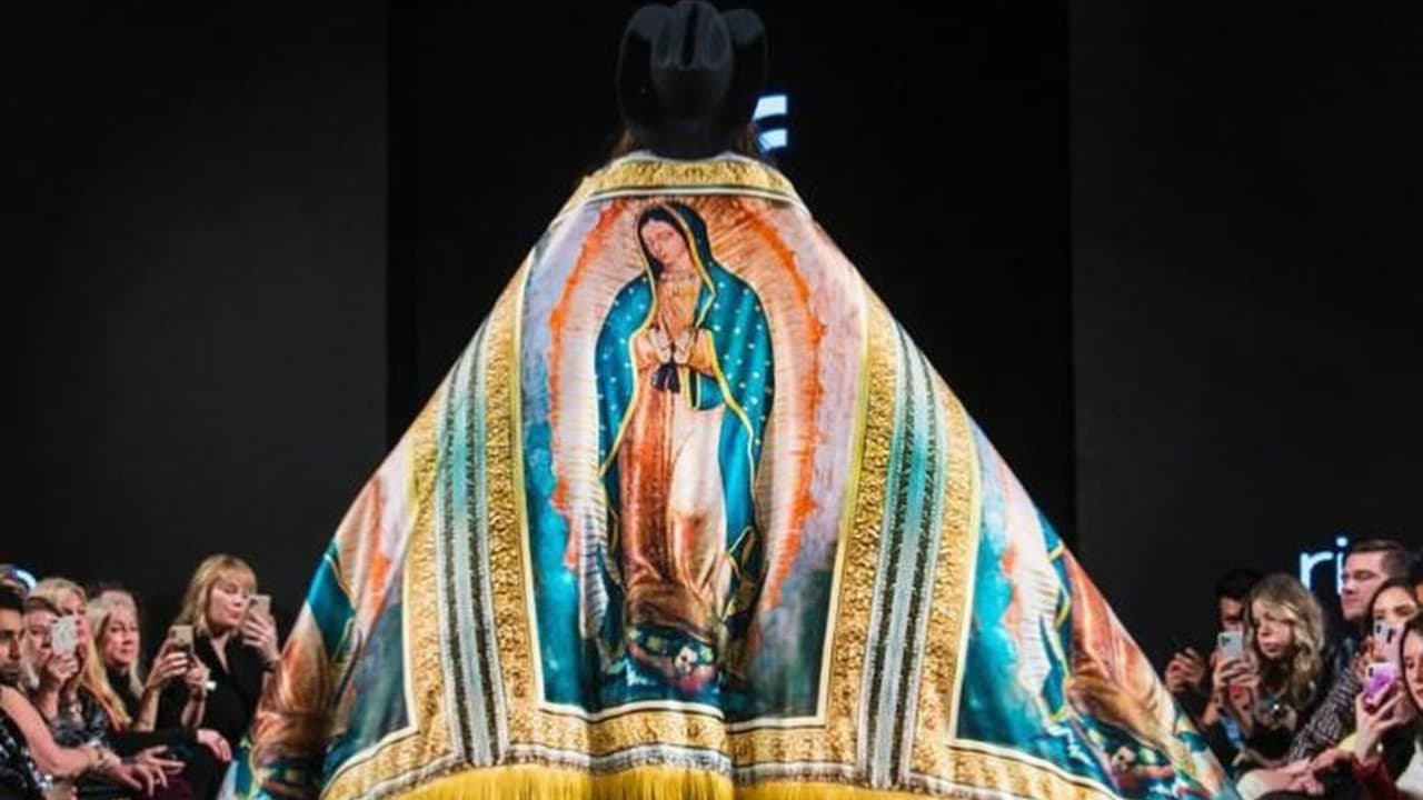 Diseñadores hispanos fusionan elementos tradicionales con tecnologías digitales para crear colecciones precisas, evitando el desperdicio y adaptándose a un público consciente del impacto ambiental de la industria. Ricardo Seco/Instagram