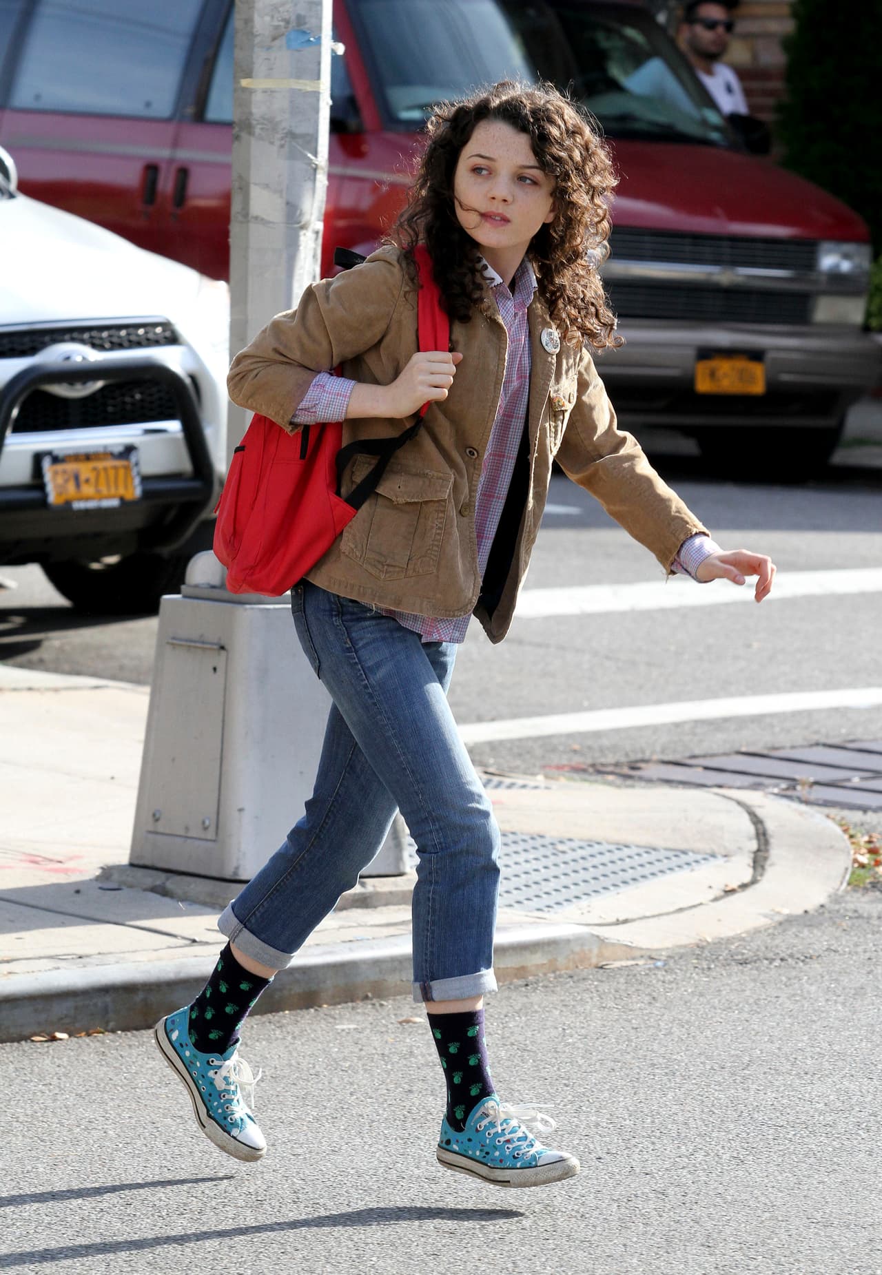 Aquí vemos a la chica en acción en plena escena.