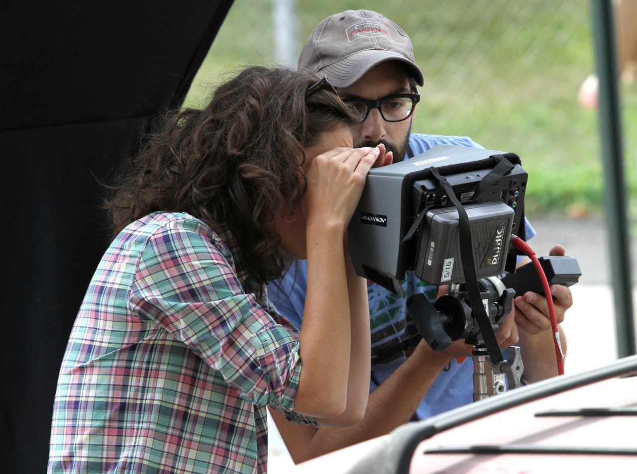 Katie observando su toma desde la cámara.