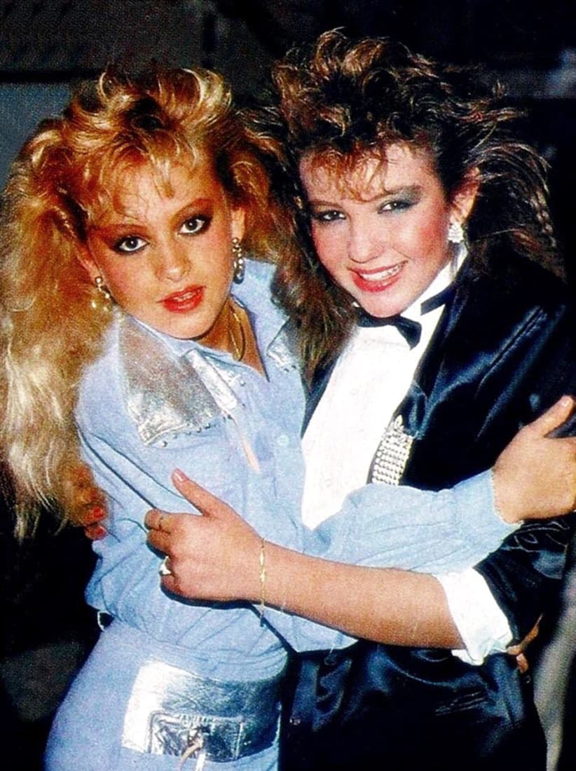 Desde finales de la década de 1980 se supo que había una enemistad entre Paulina Rubio y Thalía que data de la época en que eran parte de la agrupación Timbiriche, situación que ellas mismas confirmaron en varias entrevistas. Pero cuando se convirtieron en adultas, opinaron que fueron cuestiones de adolescentes.