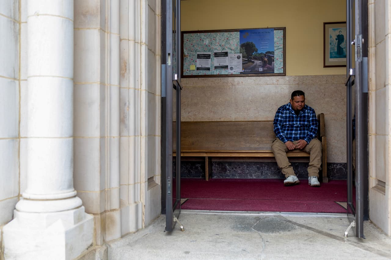 Ocho trabajadores hispanos que se encontraban reparando el puente Francis Scott Key cayeron al agua cuando la estructura colapsó tras ser golpeada por un carguero. Dos de ellos sobrevivieron y seis fueron declarados desaparecidos. 
<br>