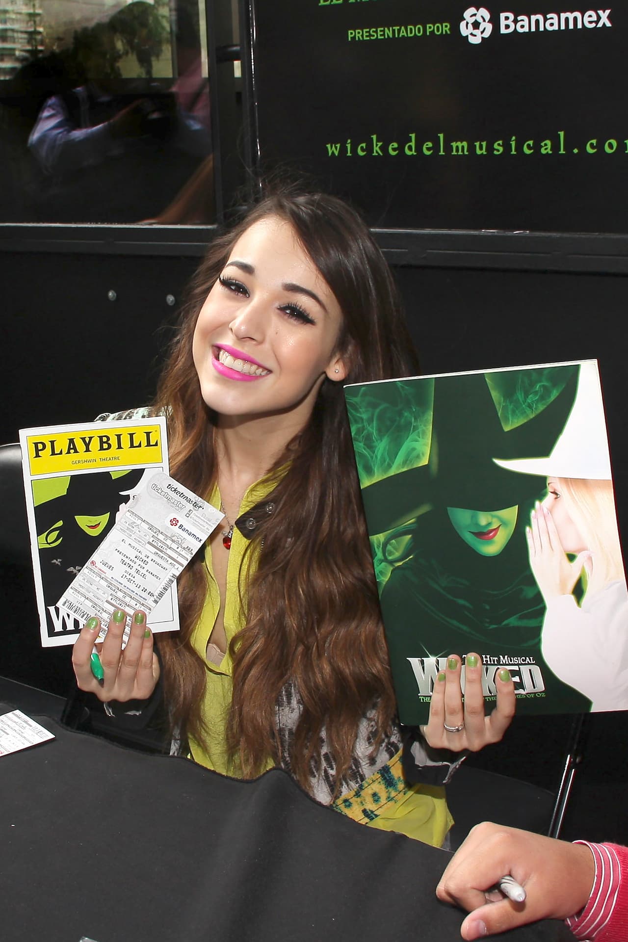 Entre el año 2013 y 2015, 
<b><a href="http://www.univision.com/temas/danna-paola">Danna Paola</a></b> tuvo lo oportunidad de estelarizar el musical 'Wicked', en donde sorprendió por su registro vocal e inclusive los críticos de música aseguraron que tenía la mejor voz femenina de México.