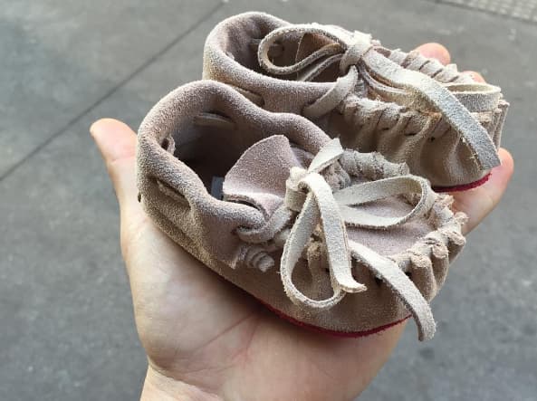 Estos zapatitos también forman parte del guardarropa del pequeño. ¡Qué ternura!