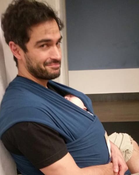 Practicó sobre cómo se deben cargar los bebés, a través de su cuenta en Instagram subió una foto en la que escribió: "Entrenando con bebé ajeno".