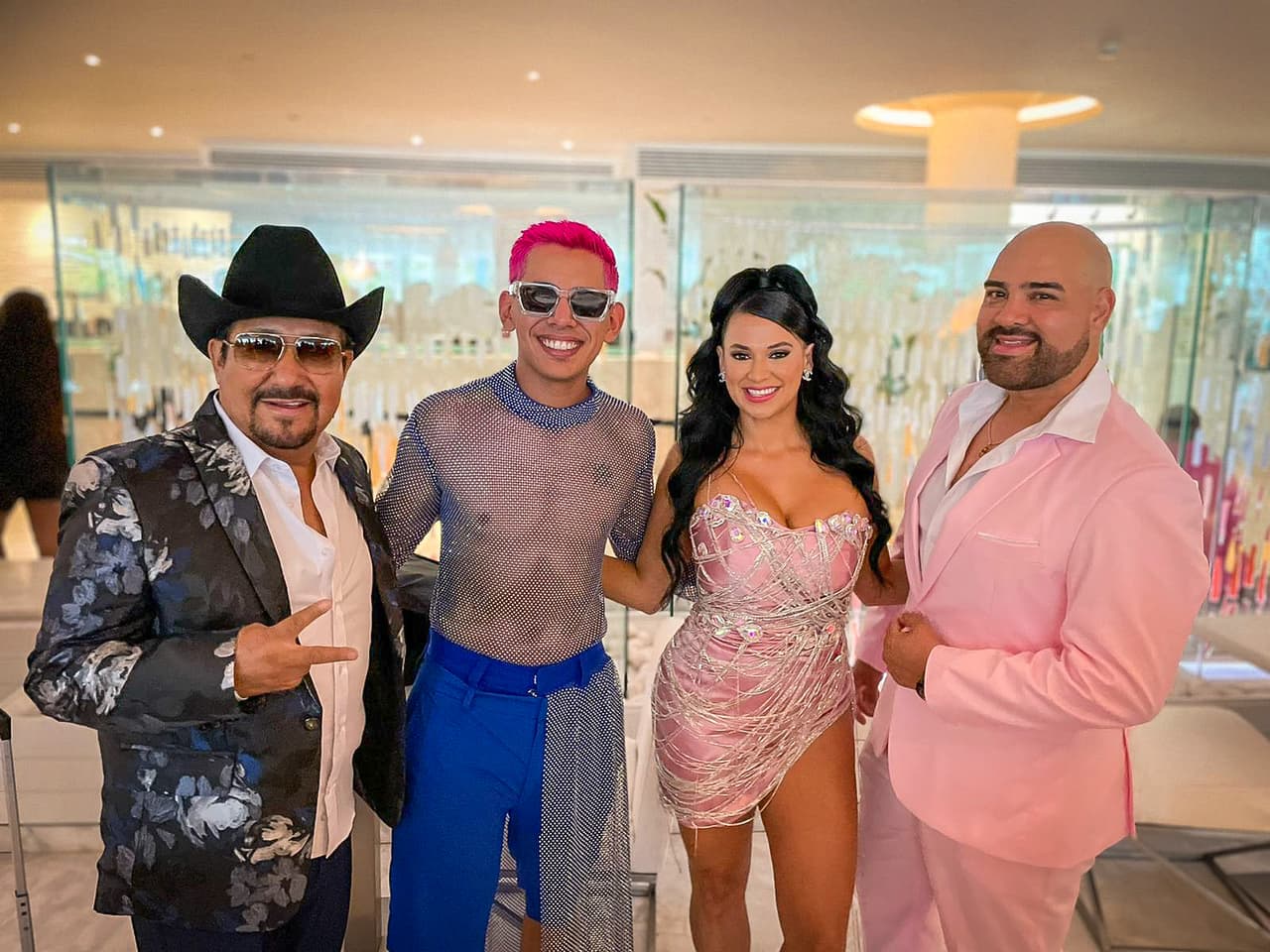 A su salida del hotel, se toparon con ni más ni menos que Jhonny Caz de Grupo Firme, quien también lució perfecto para la ocasión.