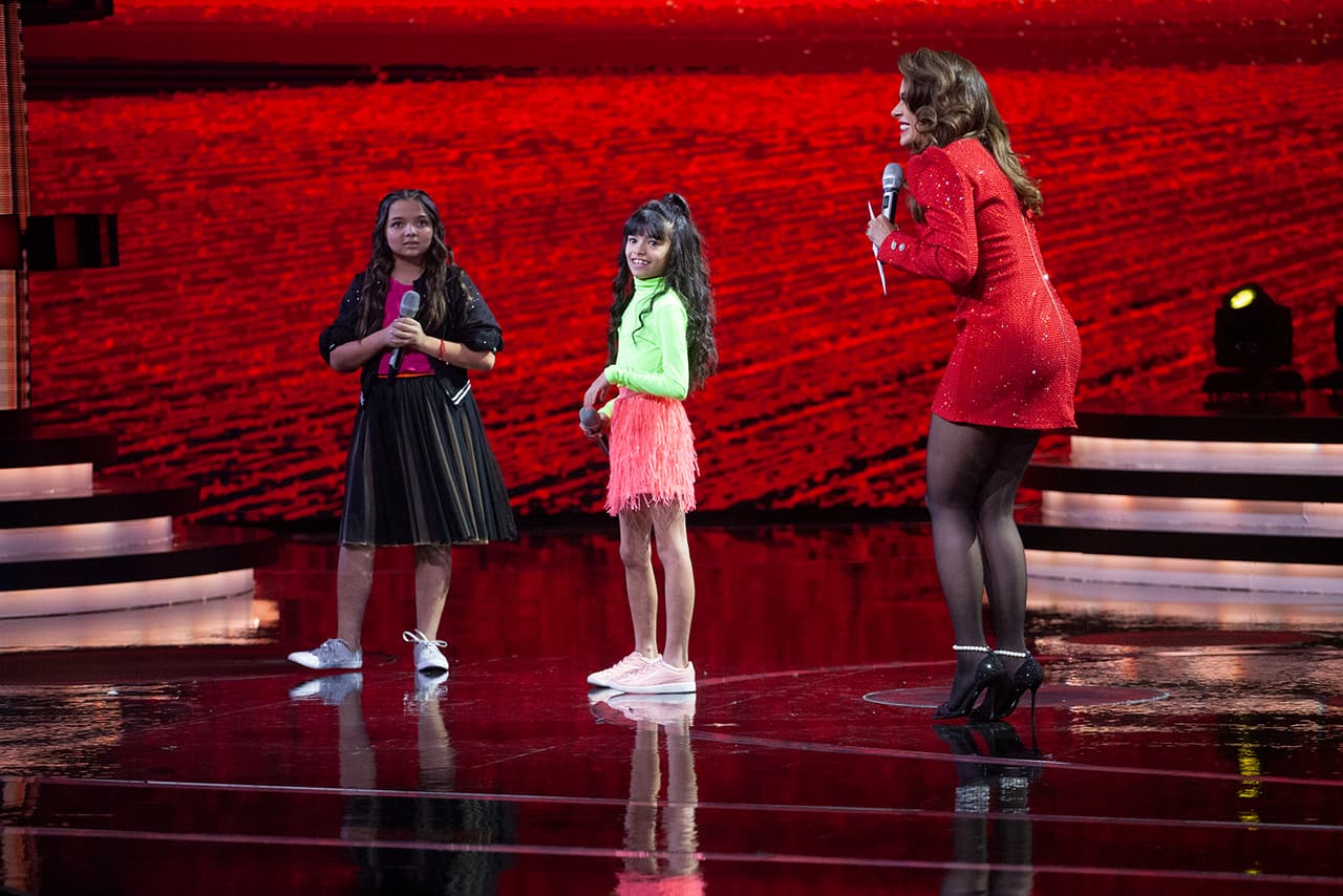 Sin embargo, otro incidente se presentaría, en esta ocasión fueron sus tacones los que se quedaron atorados por unos segundos en una division del escenarios, donde suben las plataformas de los jueces.