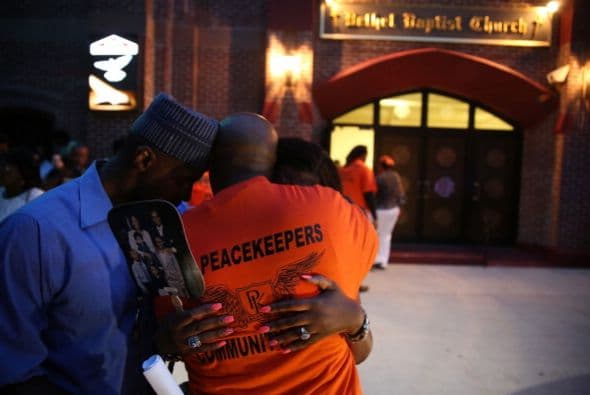 Familiares despidieron a Eric Garner, el hombre que murió bajo custodia de la policía en Staten Island. La agencia municipal que investiga las acusaciones de abusos por parte de la Policía anunció que está estudiando miles de quejas que ha recibido en los últimos años por el uso de técnicas de asfixia para la inmovilización de sospechosos.