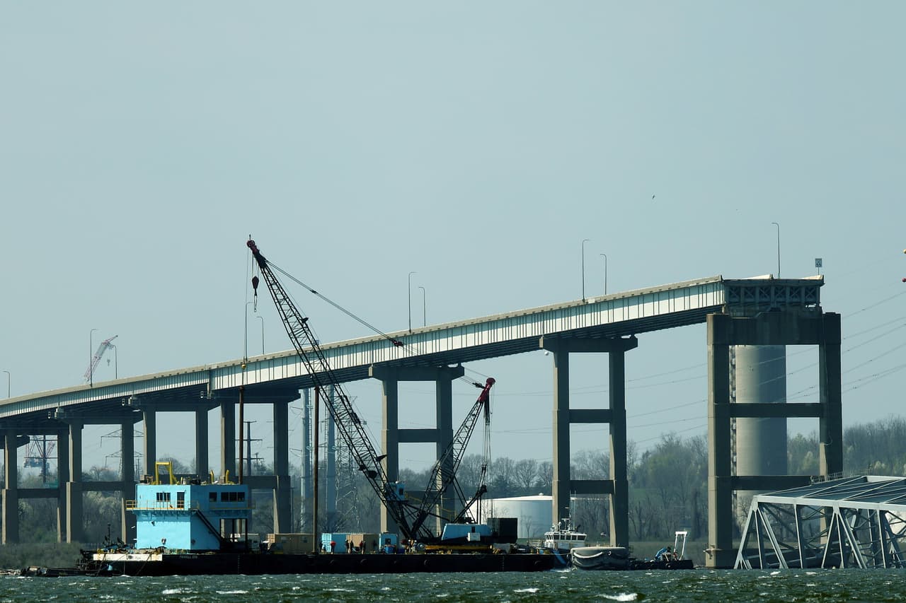 Comenzaron los trabajos para remover los restos del puente Francis Scott Key sobre el río Patapsco
