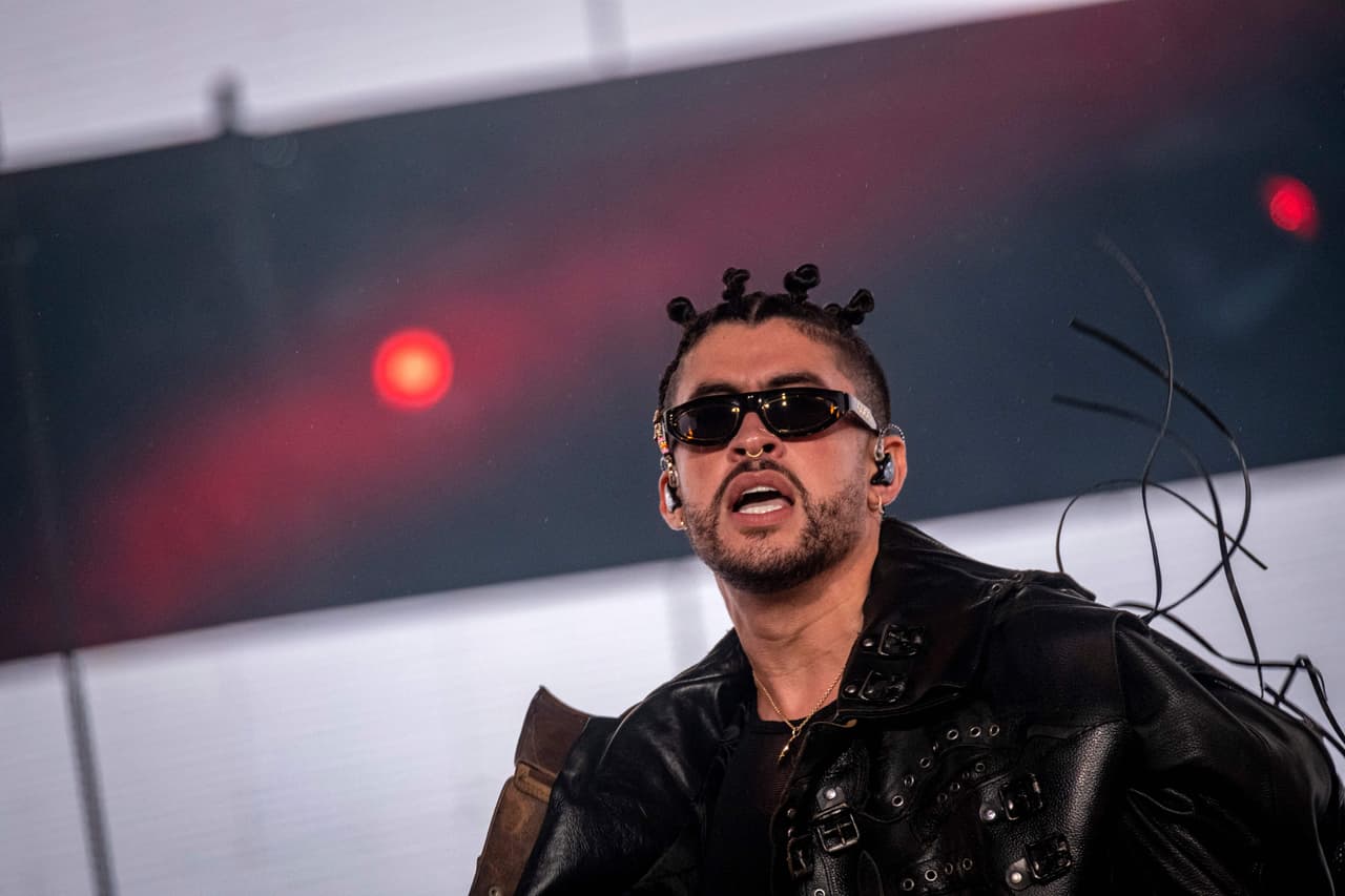 Bad Bunny, de 27 años, decidió ofrecerle al público una experiencia al estilo de los grandes festivales de música. 
<b>Las afueras del estadio tuvieron una atmósfera de carnaval</b>, con carruseles, camiones de comida, DJs, arte en vivo, tiendas de mercancía y escenarios para fotos.