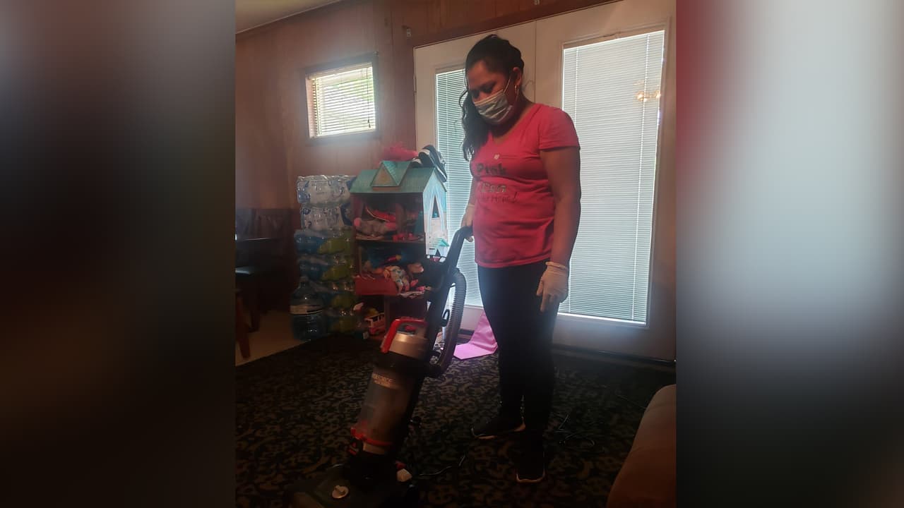 La mujer indicó que su preocupación no son solamente sus hijos.“Yo me siento muy preocupada porque además de mis hijos, también ayudó a mis padres que ya están mayores allá en el Salvador".