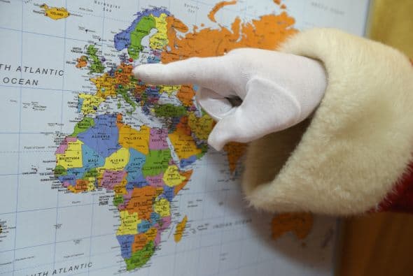 En el mapa Santa señala dónde tendrá que entregar regalos, según las cartas que va recibiendo.