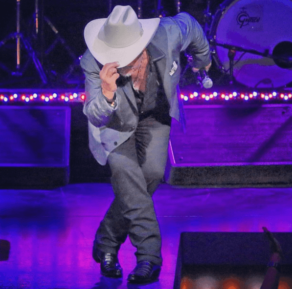 "[...] Qué padre que hagan esas cosas (como el homenaje a Joan Sebastian) porque yo sé que al público le gusta, pero uno lo lleva en el corazón y eso es un homenaje que hay que hacerle siempre a un hombre inolvidable como es Joan [...]", indicó.