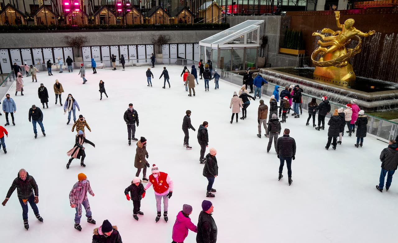 La atracción nació como instalación temporal en 1936 y 
<b>actualmente recibe a más de 250,000 patinadores</b> cada año, entre neoyorquinos y visitantes.