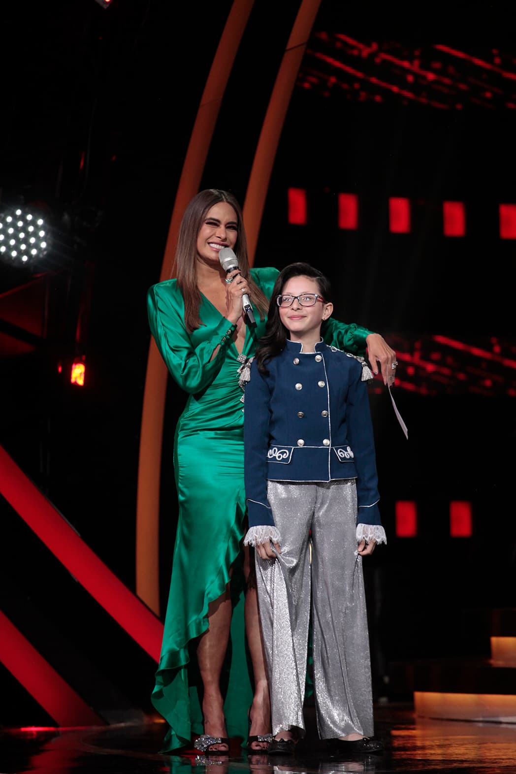 En la novela gala, donde Taisia cantó con Big Band, sorprendió al no mostrar sus tradicionales chinos, ahora lucía una cabellera mucho más larga y con ondas más marcadas.