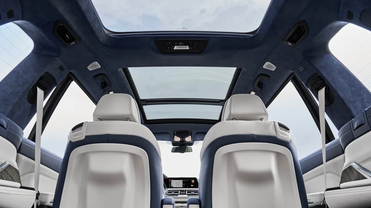 Otras de las opciones disponibles para la BMW X7, esta vez a través de el paquete 'Ejecutivo' es el techo de vidrio 'SKY Lounge LED' que genera una tenue luz alrededor del techo cuando cae la noche, la cual de disemina de forma pareja por los paneles de vidrio en más de 15,000 patrines visuales distintos, pudiendo replicar incluso una
<b>noche estrellada</b>, lo cual puede ser muy atractivo en las ciudades más contaminadas donde la estrellas no se ven ni de casualidad.