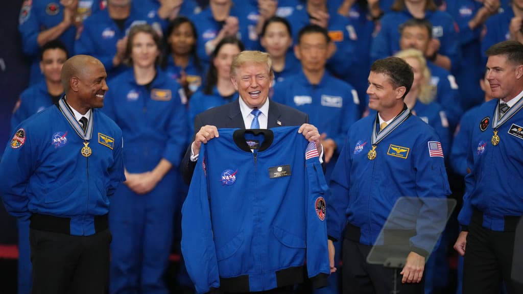 Donald Trump visita a los astronautas de Artemis II y les entrega el máximo galardón espacial por su exitosa misión a la Luna