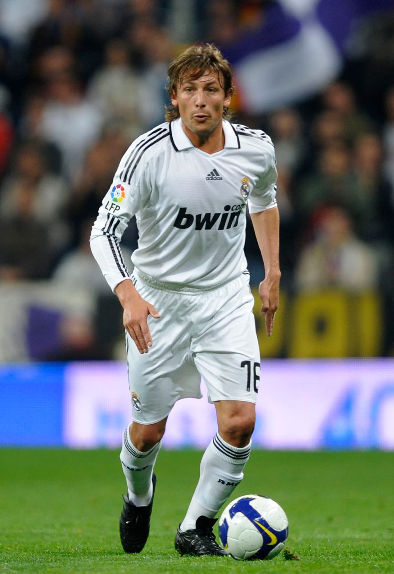 De París se fue al Manchester United y luego al Real Madrid, donde jugó del 2007 al 2009. Ganó dos títulos, una Liga y una Supercopa de España.