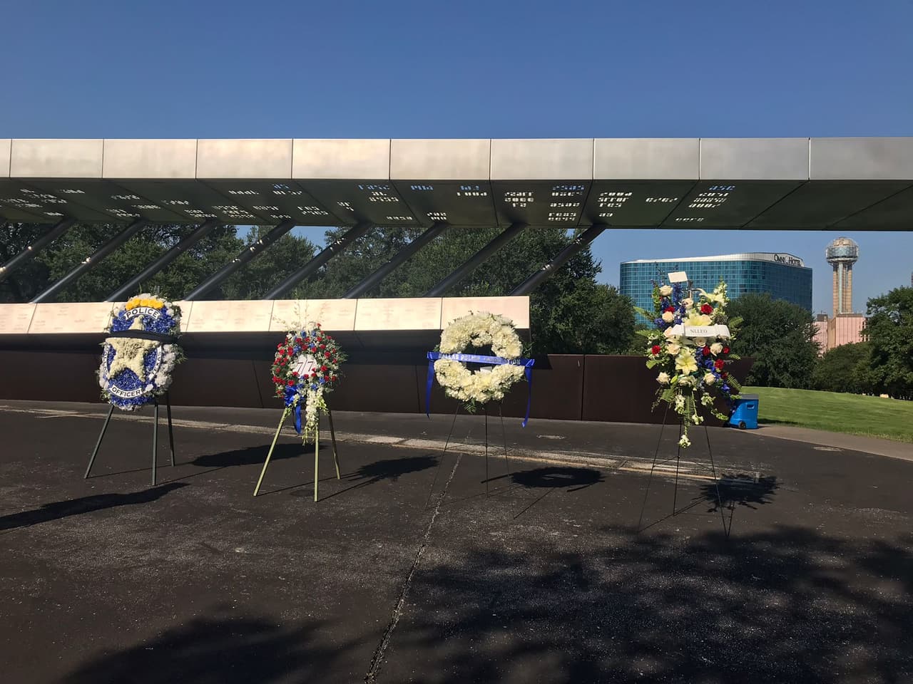 <b>El quinto aniversario fue en honor a:</b> El sargento de Policía de Dallas, Michael Smith, de 55 años, Lorne Ahrens, de 48 años, Michael Krol, de 40 años, el oficial Patrick Zamarripa, de 32 años y Brent Thompson, de 43 años, oficial de Transporte Rápido del Área de Dallas.
<br>