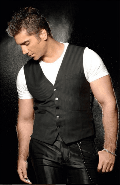 En su show hace un homenaje a su país acompañado de su mariachi y sus músicos.