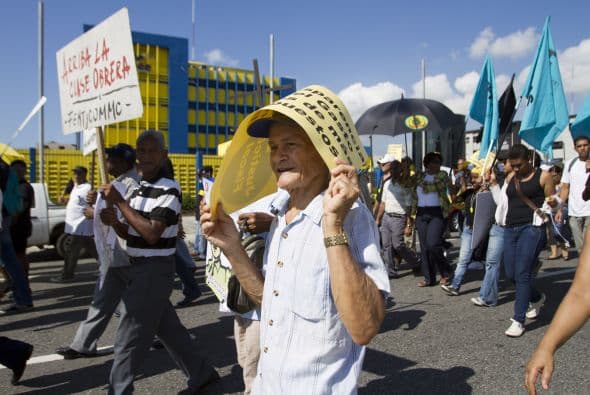 La reforma apunta a recaudar 46,000 millones de pesos, 1,164 millones de dólares, mediante el aumento de 16% a 18% del impuesto a Bienes Industrializados y Servicios, y la modificación de otros gravámenes, con el fin de reducir un déficit de 3,746 millones de dólares que dejó la gestión de Leonel Fernández, del PLD, al igual que Medina.