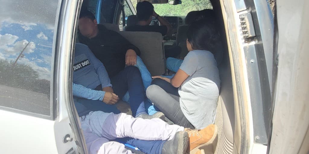 En ese caso, tres ciudadanos estadounidenses menores de edad y seis migrantes fueron arrestados luego de huir de agentes cerca de GreenValley, Arizona.
