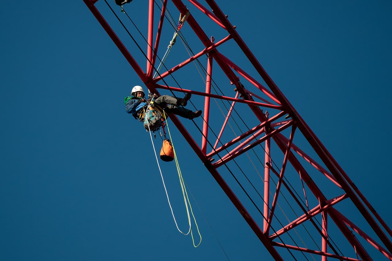 Uno de los manifestantes de Greenpeace al momento de colocar la bandera.