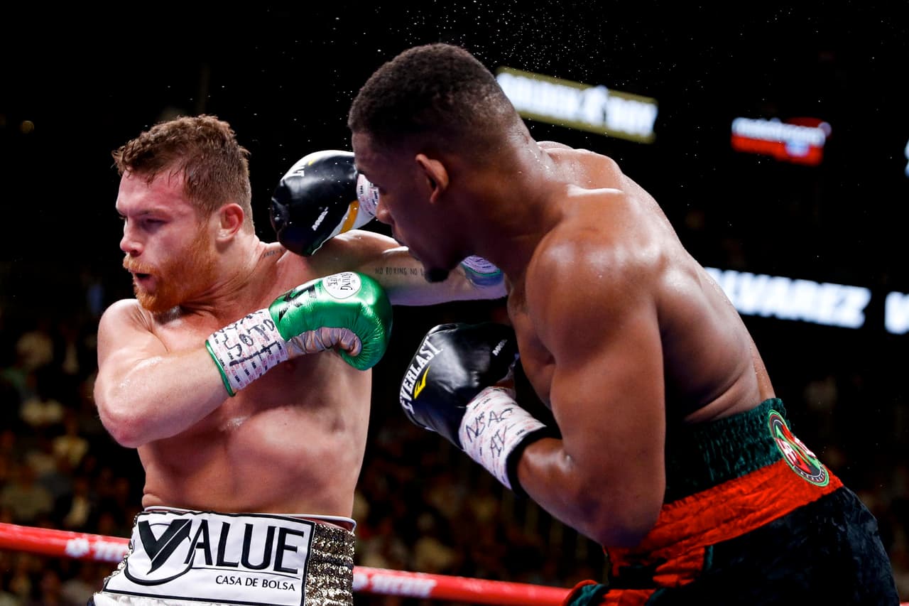Daniel Jacobs (derecha) logró poner contra las cuerdas a 'Canelo', logrando poner el t´ramite del combate a su favor en el décimo.