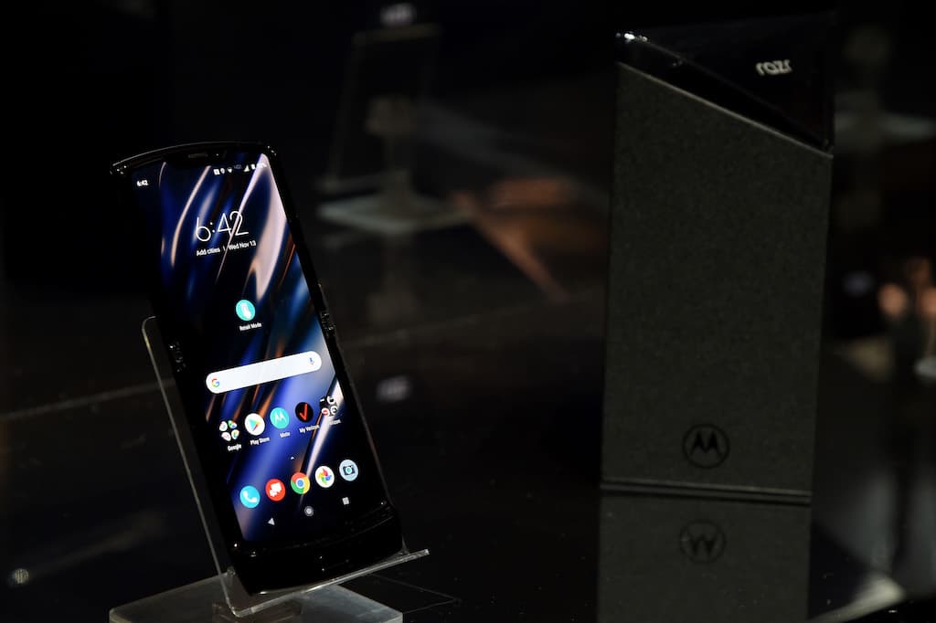 15 años tuvieron que pasar para que la empresa Motorola resucitara a su celular plegable Razr después de que el dispositivo fuera el número uno en ventas.
<br>