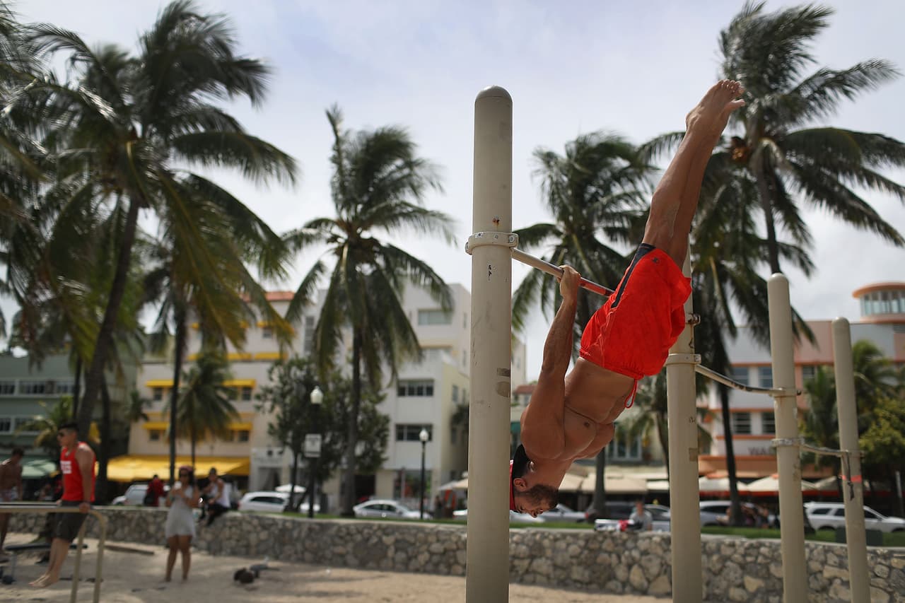 South Pointe Park es un parque público localizado en 1ra de Washington Ave., en Miami Beach. Es gratis y allí encontrarás un precioso muelle desde donde se pueden apreciar los cruceros. Además de estar al lado del mar, tiene baños muy bien cuidados, columpios y un parque acuático infantil.
<br>