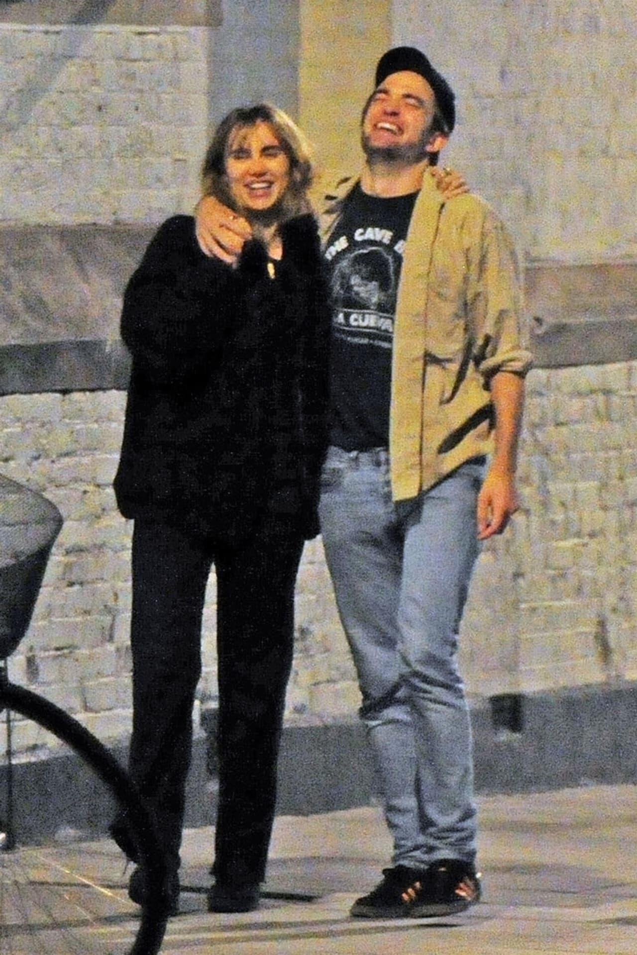 Tras salir del bar, los enamorados caminaron al departamento de la modelo y durante el trayecto se dejaron ver muy felices y románticos, pues iban todo el tiempo abrazados.