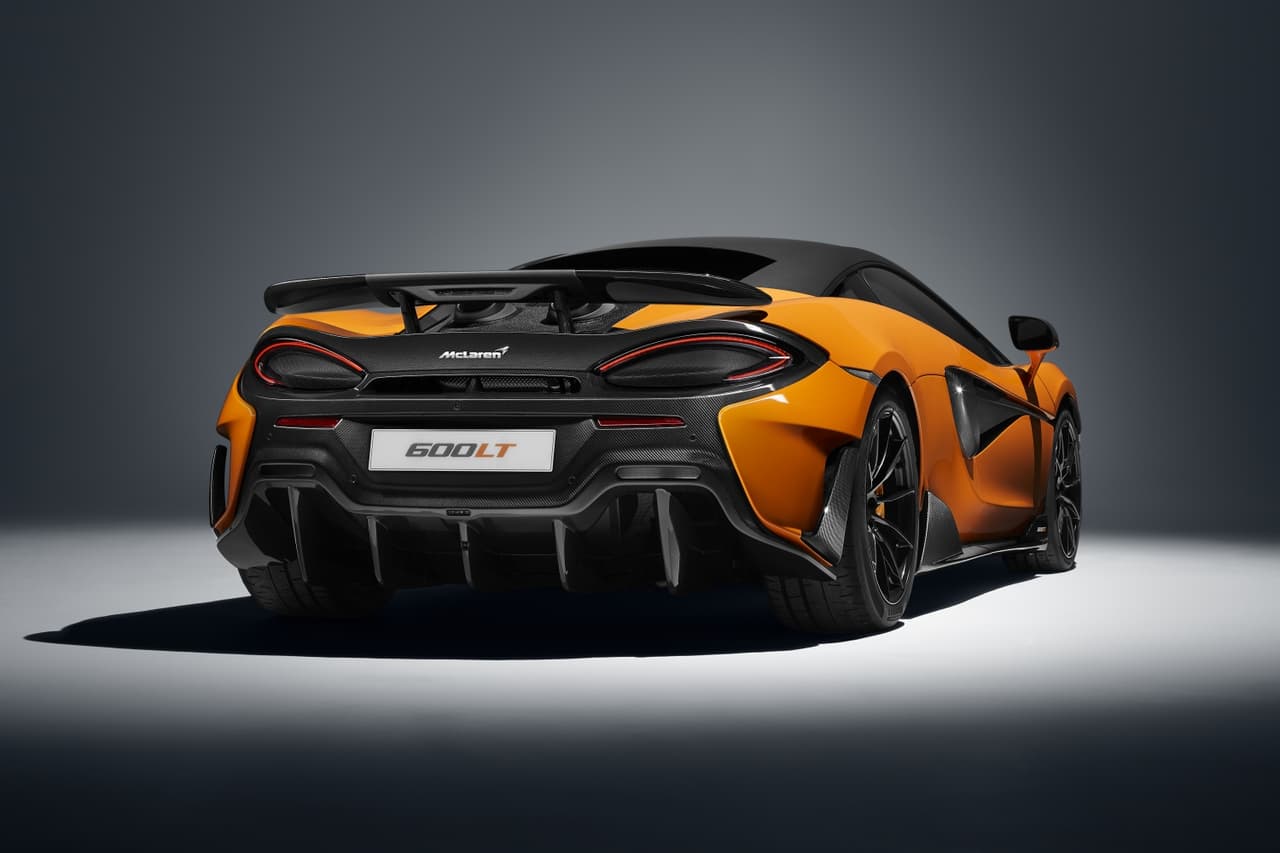 La fibra de carbono es el material que abunda en el McLaren 600LT, tanto en chasis como carrocería y cuenta con estructuras de aluminio al frente y atrás.