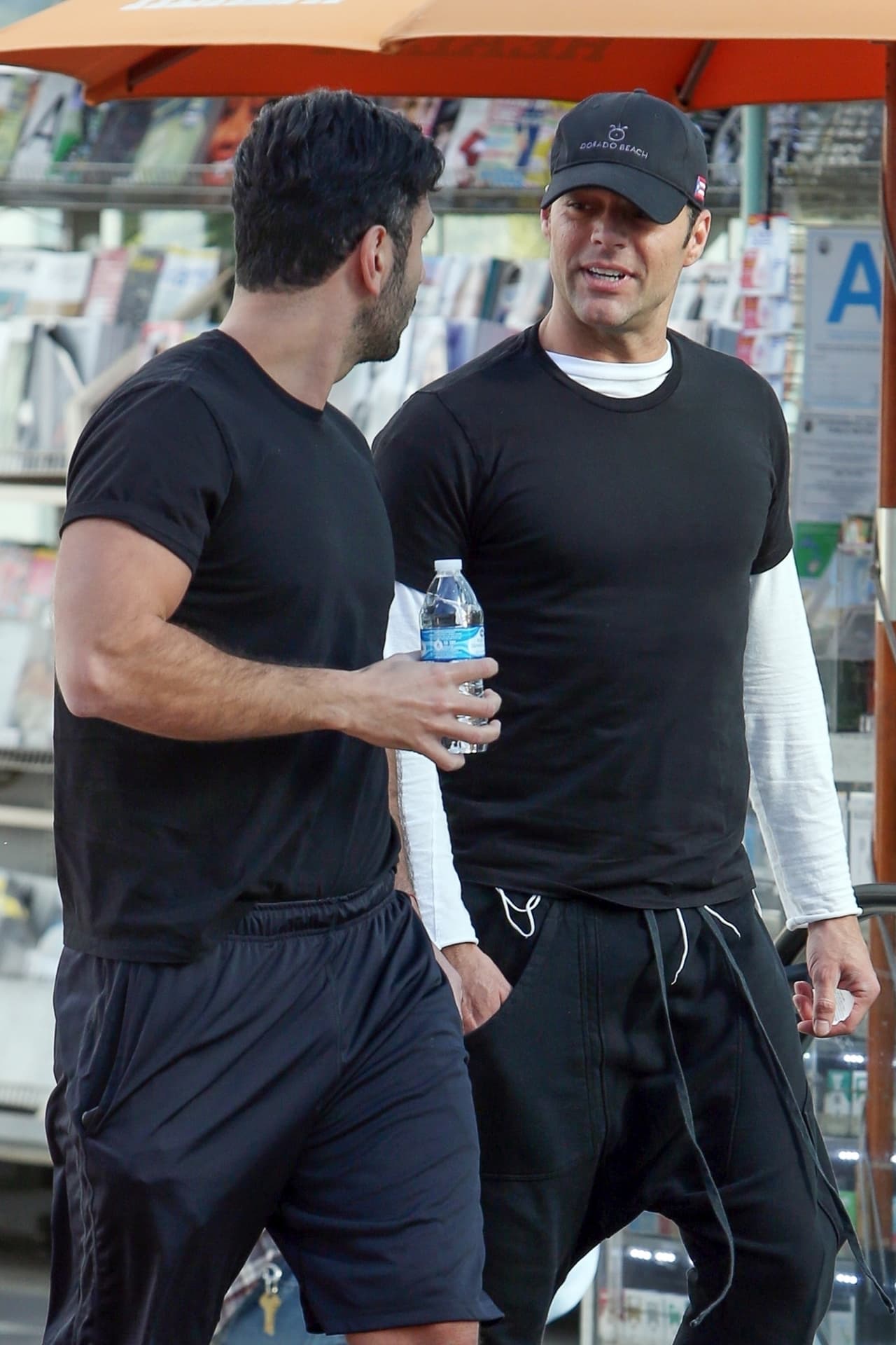 Contrario a otras celebridades, Ricky Martin y Jwan Yosef no salen protegidos por guardaespaldas.