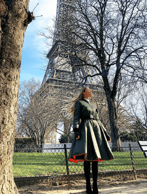 Días antes del importante desfile, la modelo de 36 años aprovechó para pasear por la Ciudad Luz y visitar la Torre Eiffel.