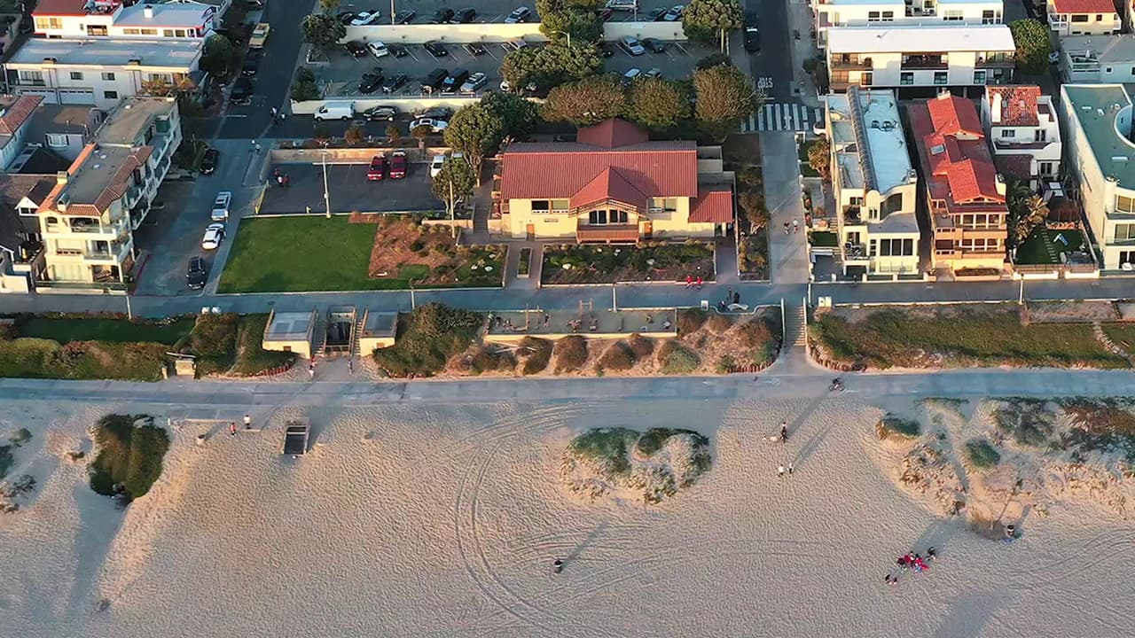 Una propiedad en la exclusiva zona de Manhattan Beach, California, que fue expropiada a una familia afroamericana hace 97 años fue devuelta a sus descendientes este 30 de septiembre.