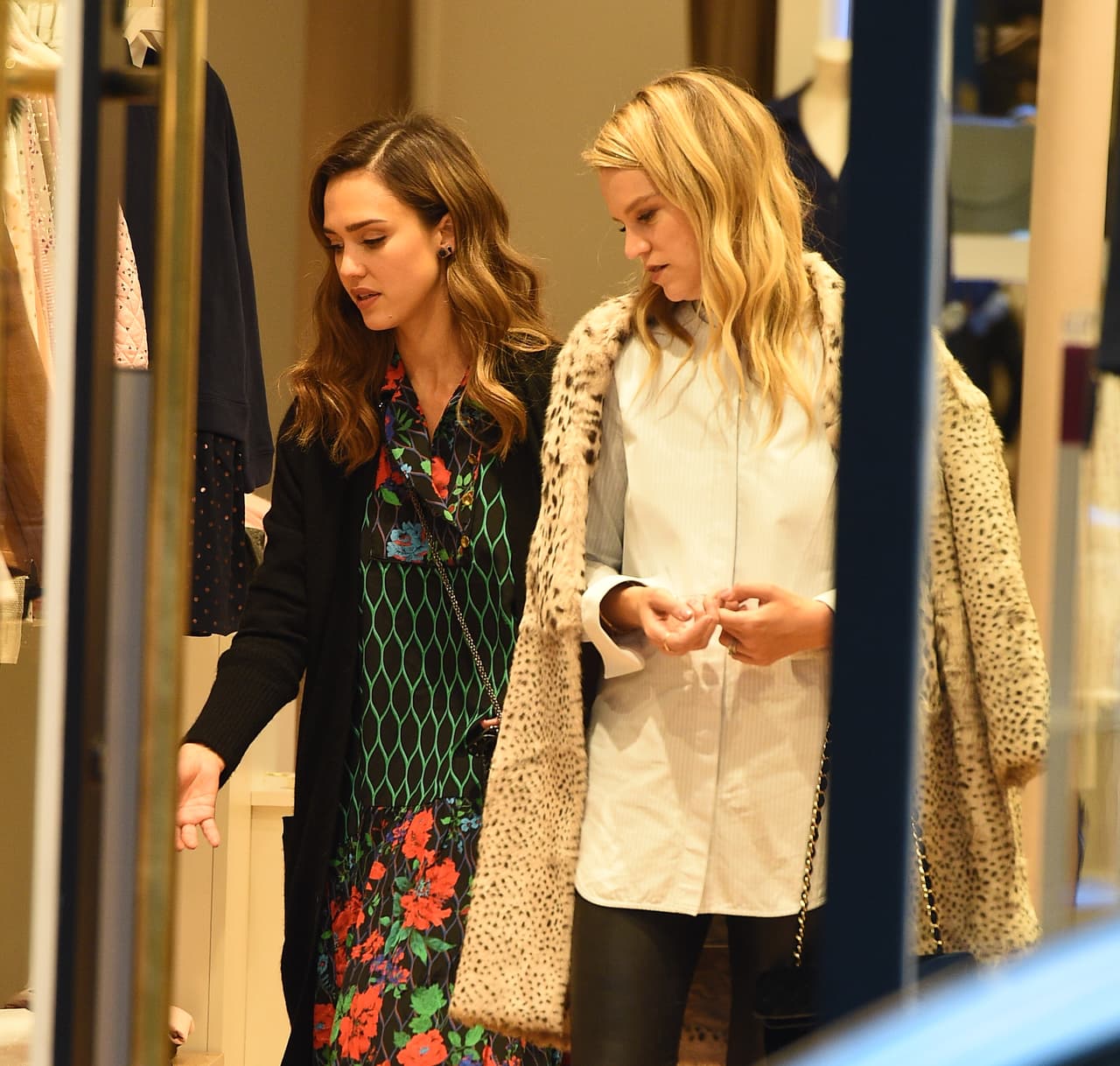 Entre las dos revisaron alguna ropa y veían si algo les interesaba.