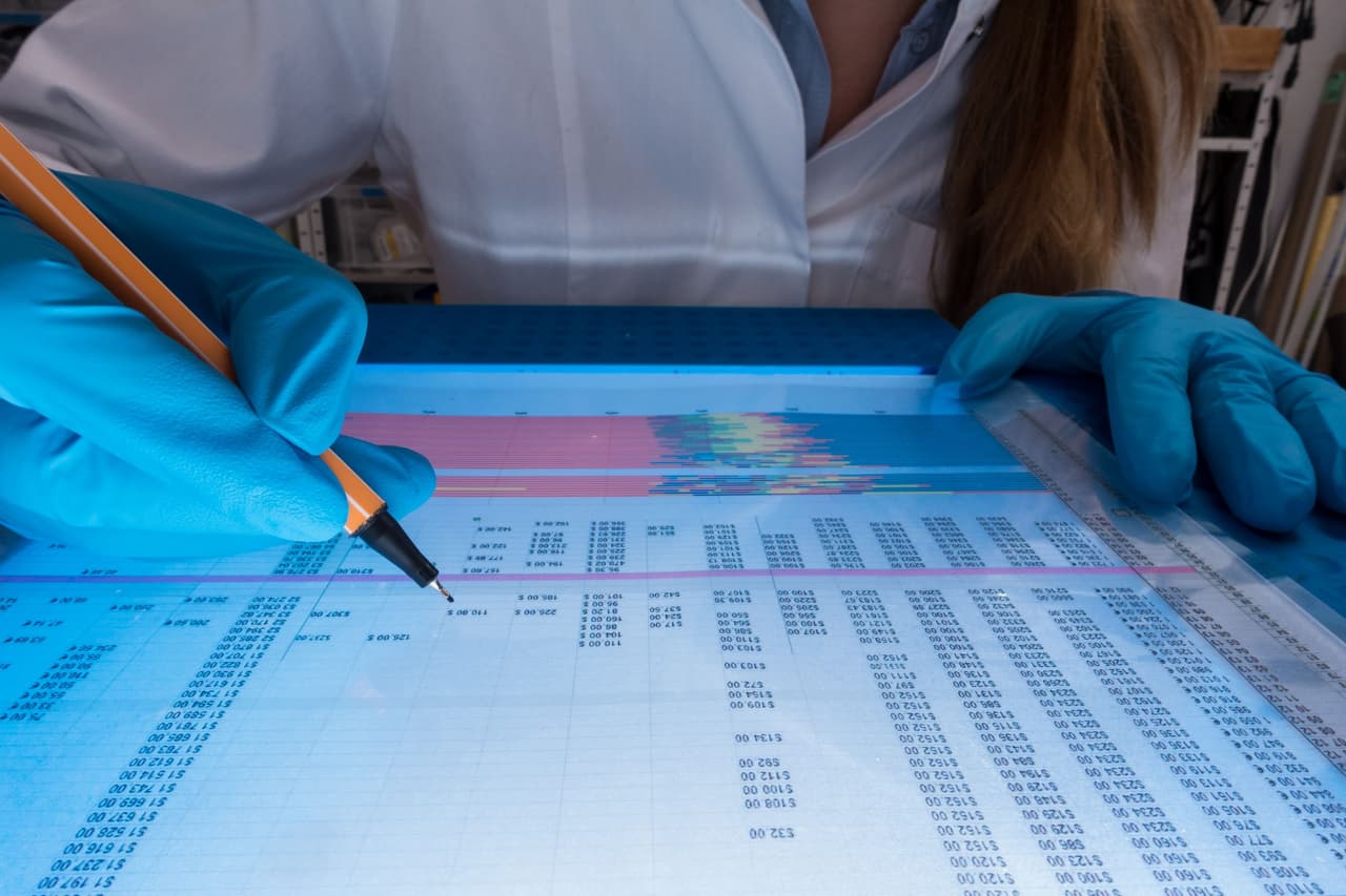 <b>Consejeros genéticos</b>
<br>
<br>Salario promedio anual: 89,710 dólares.
<br>
<br>Según el Instituto Nacional de Salud, los asesores genéticos “ayudan a identificar el posible riesgo de una afección genética mediante la recopilación y el análisis de los antecedentes familiares y los patrones de herencia”.
<br>
<br>Hay 2,280 asesores genéticos en Estados Unidos, y la mayoría trabaja para las compañías proveedoras de atención médica.
<br>