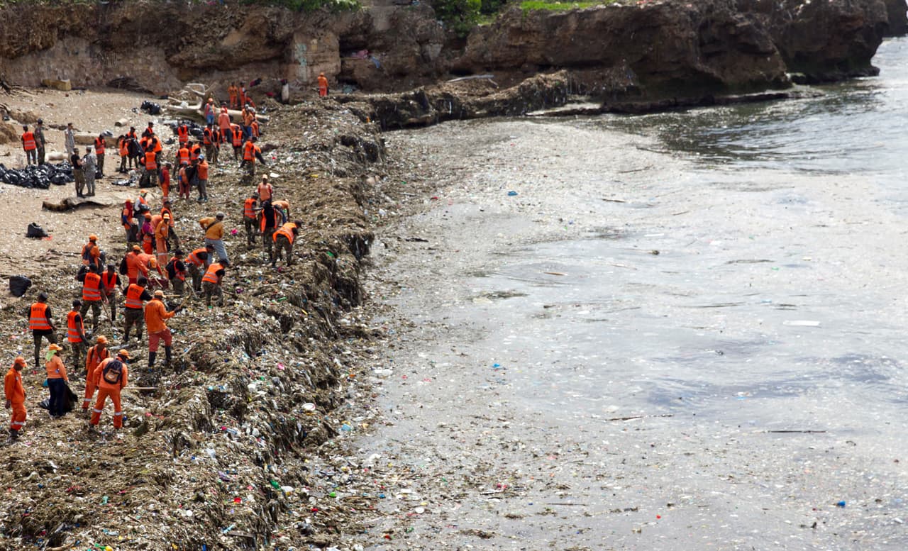El gobierno mandó a cientos de trabajadores públicos a recolectar la basura de las playas Güibia y Montesino, en la zona del malecón de Santo Domingo.