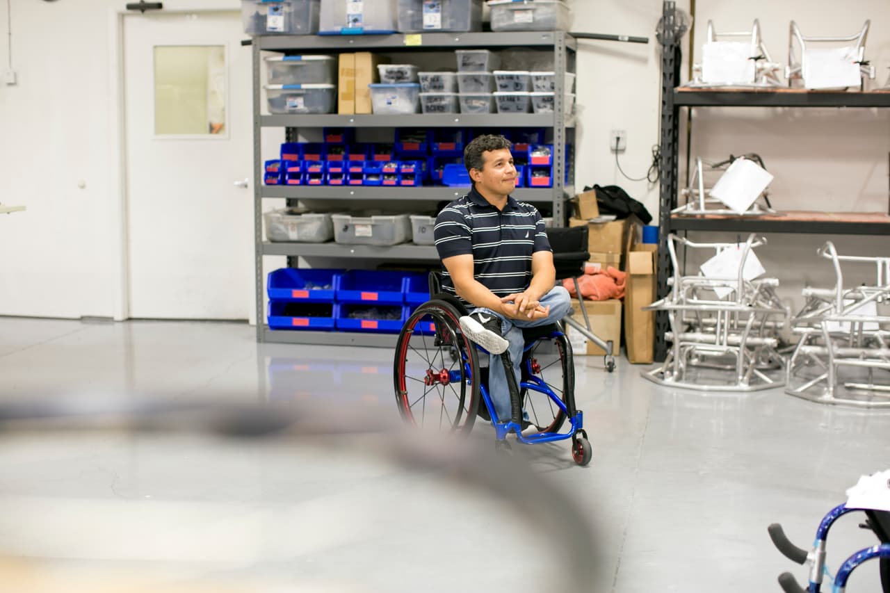 Willie Hernández diseña sillas especiales para atletas con discapacidades.