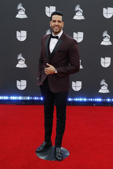 Chef Yisus acudió con un sofisticado conjunto color guindo con detalles en negro. La sonrisa del conductor venezolano también fue factor para que robara cámara en la entrada principal del recinto.