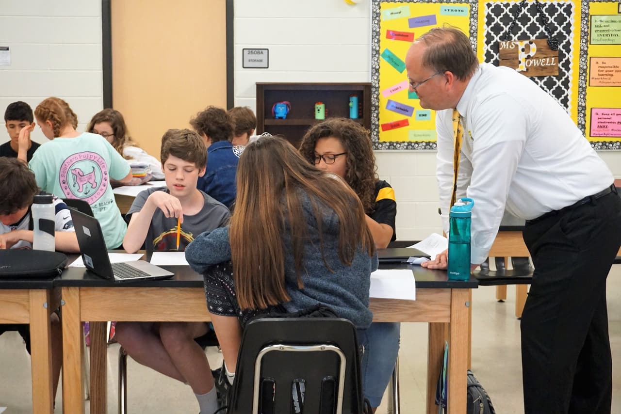 <b>Escuelas públicas del condado de Cherokee</b>. Fecha de inicio: 1 de agosto. Más información 
<a href="https://www.cherokeek12.net/Content2/newsletter" target="_blank">aquí</a>.